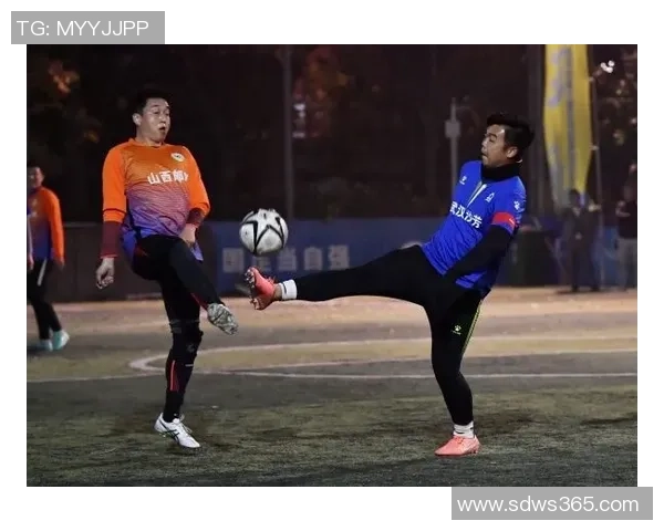 短发足球明星的激情与突破：赛场上的力量与速度之舞